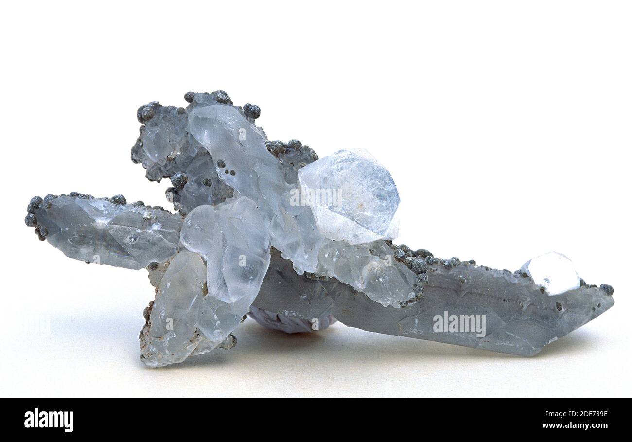 Apophyllite es un grupo de minerales de silicato (filosilicato). Muestra cristalizada con calcita. Foto de stock