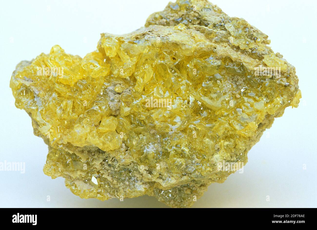 El azufre o el azufre es un mineral de elemento nativo. Muestra. Foto de stock