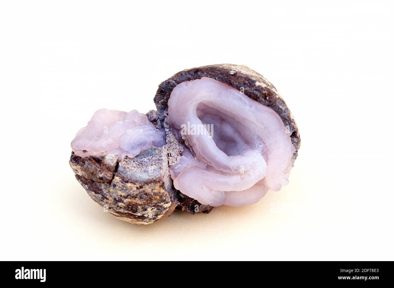 La calcedonia es una variedad de cuarzo criptocistalina. Muestra. Foto de stock