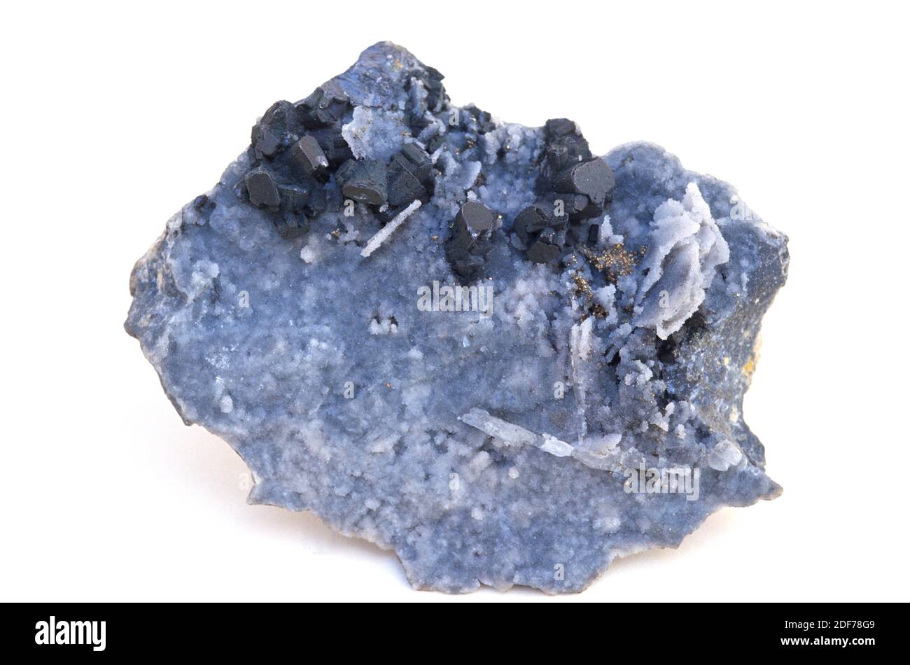 La enargita (cristales oscuros) es un mineral de cobre-arsénico sulfosáltico. Muestra cristalizada rodeada de baríta. Foto de stock