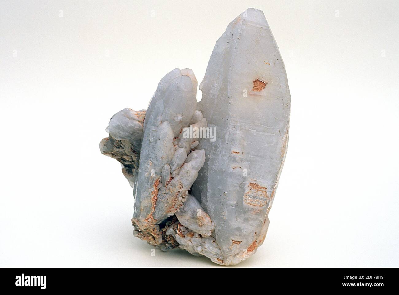 Cúmulo de cristal de cuarzo lechoso. Foto de stock