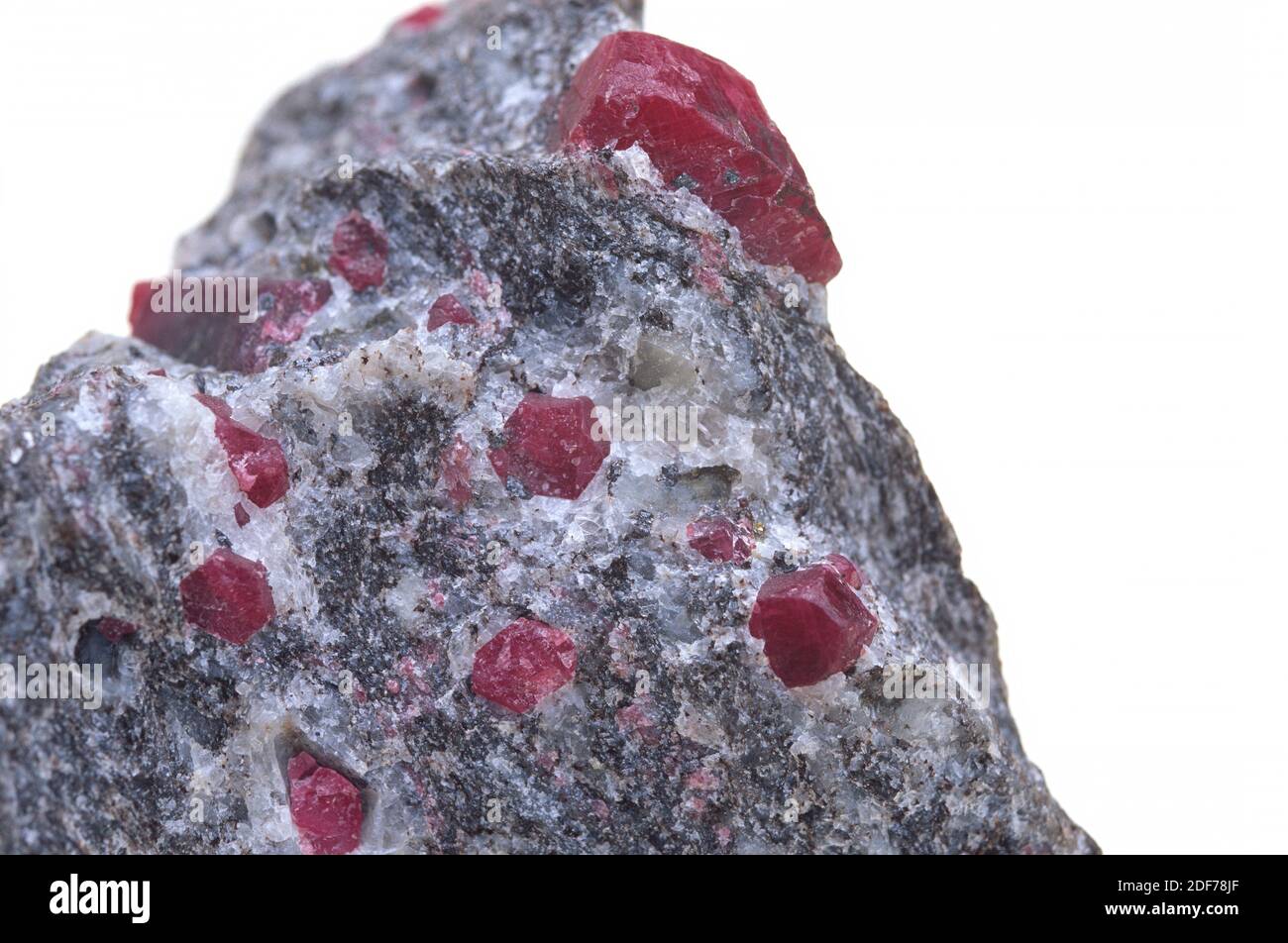 El corindón es un mineral de óxido de aluminio. Red variaty es rubí. Foto de stock
