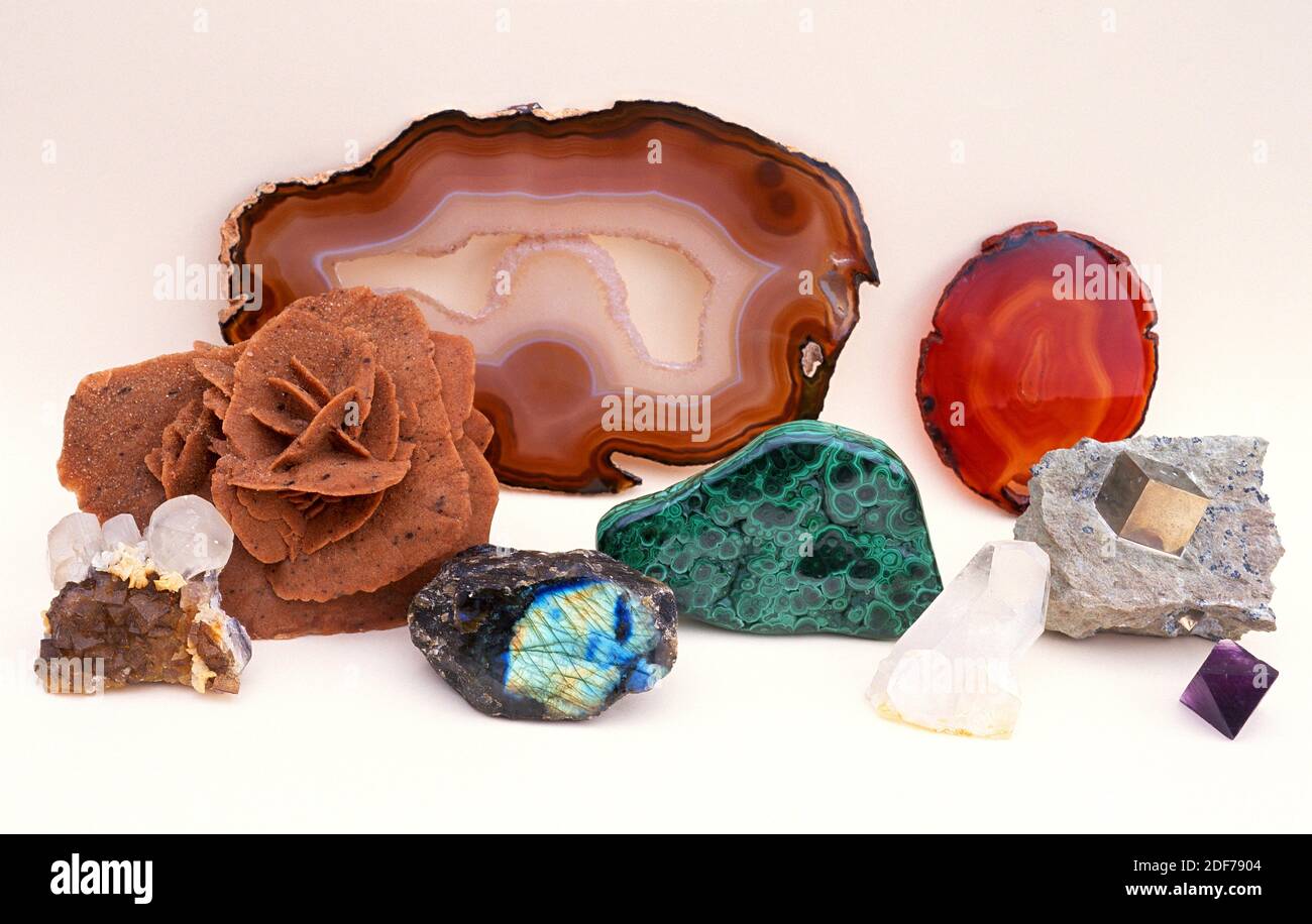 Muestra de varios minerales: calcita, labradorita, cuarzo, fluorita, yeso (rosa del desierto), malaquita, pirita y agato. Foto de stock
