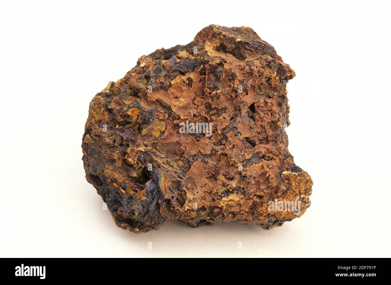 La limonita es un mineral de hierro compuesto por diferentes óxidos e hidroxides de hierro (goetita, hematita, magnetita). Muestra. Foto de stock