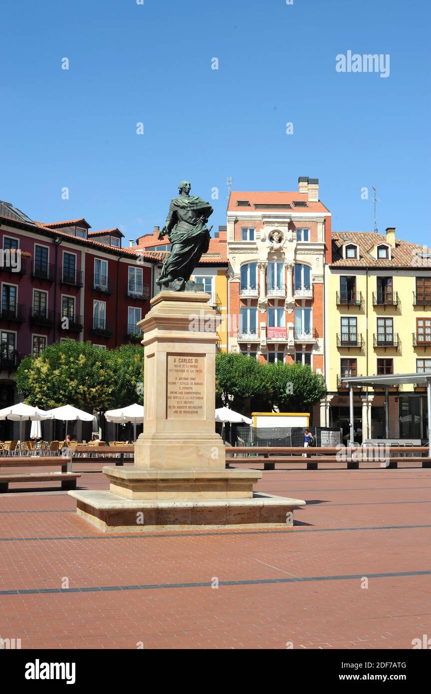 Burgos, Plaza mayor con estatua de Carlos III y en la parte inferior del edificio Art Nouveau. Provincia de Burgos, Castilla y León, España. Foto de stock