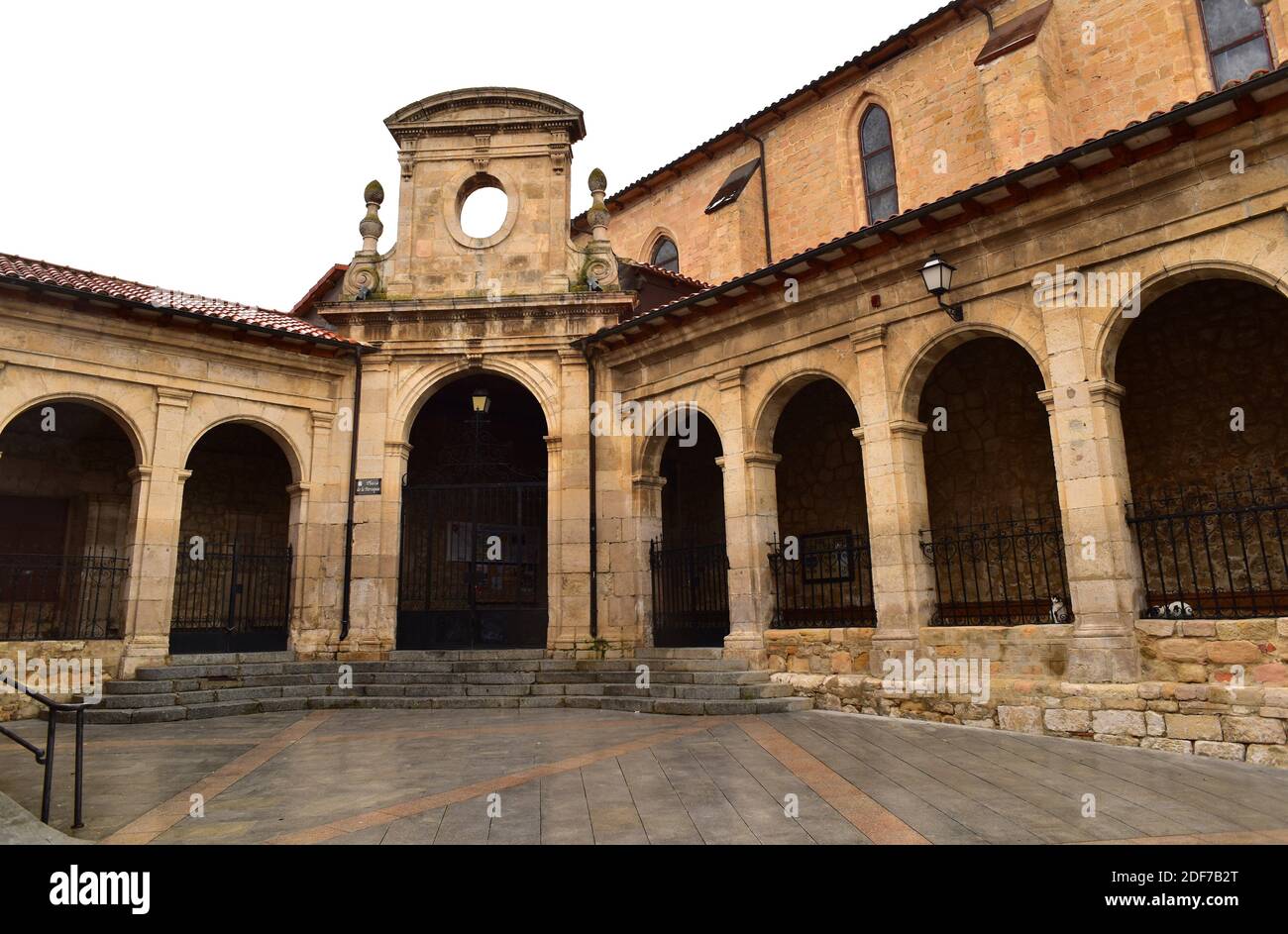 Medina de Pomar, Iglesia de Santa Cruz (siglo XIV). Provincia de Burgos, Castilla y León, España. Foto de stock