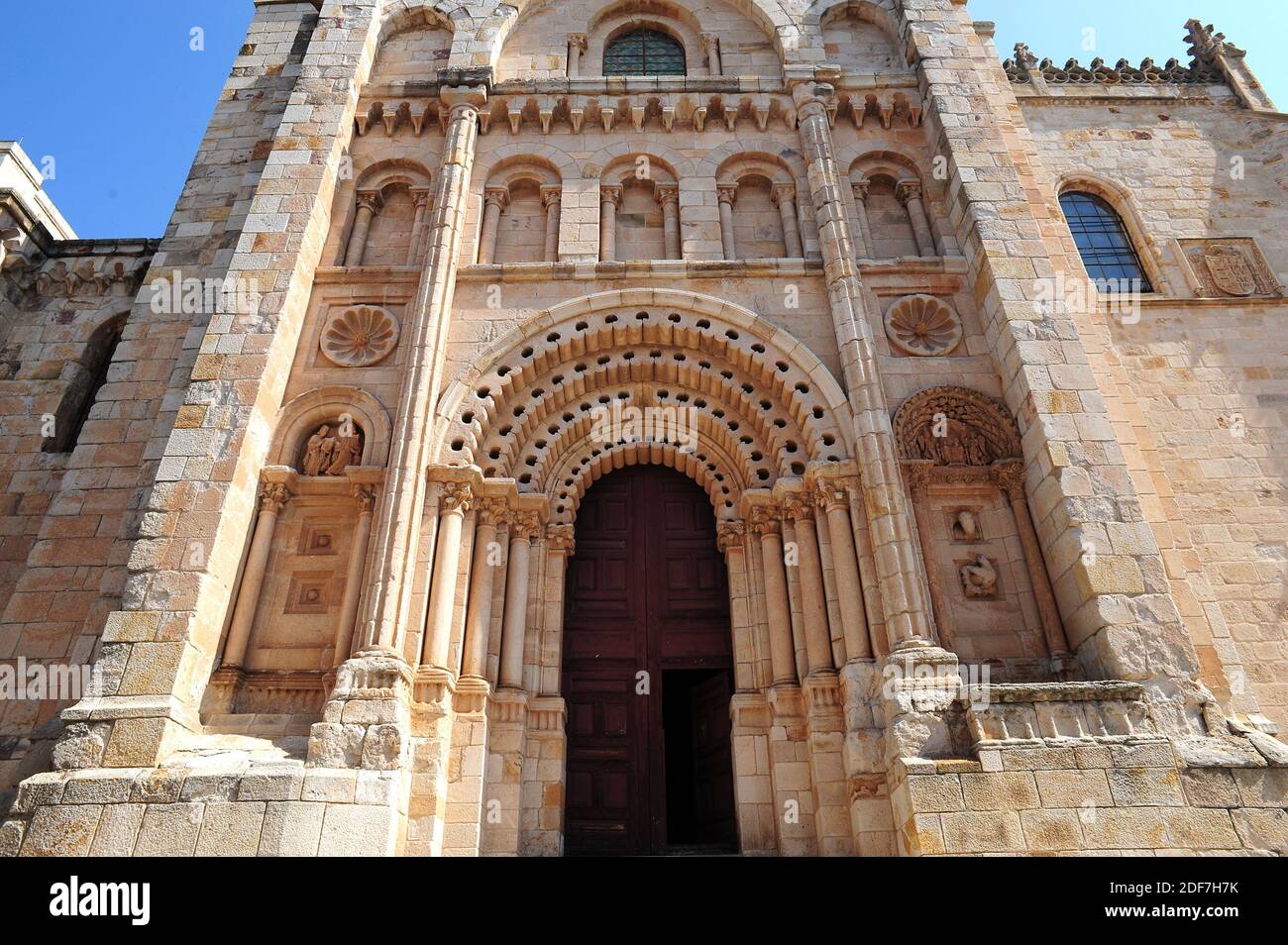 Zamora ciudad, catedral (siglo XII románico). Obispo Portico. Castilla y León, España. Foto de stock