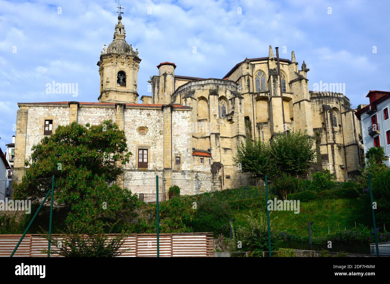 Hondarribia (Fuenterrabía), Iglesia de la Asunción y del Manzano 15-17 siglos. Guipúzcoa, Euskadi, España. Foto de stock