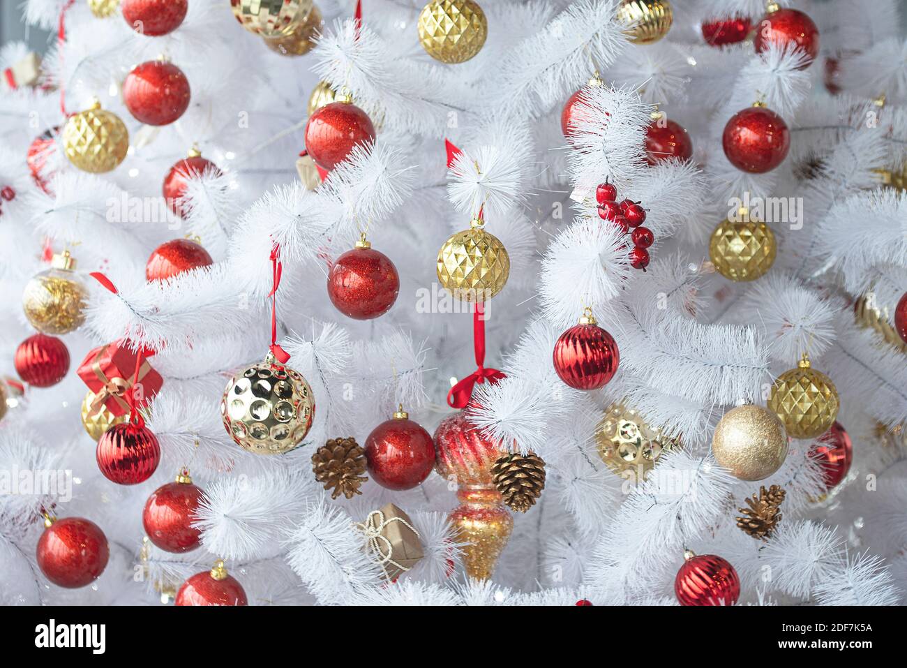 Árbol de Navidad blanco o plateado con juguetes rojos, dorados, composición  de año Nuevo Fotografía de stock - Alamy