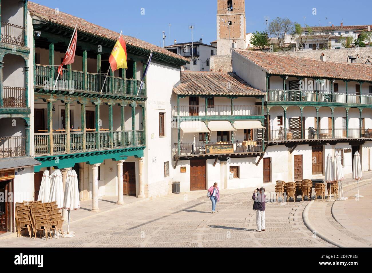Chinchon, Plaza mayor (siglos 15-17) y la torre del reloj en el fondo. Comunidad de Madrid, España. Foto de stock