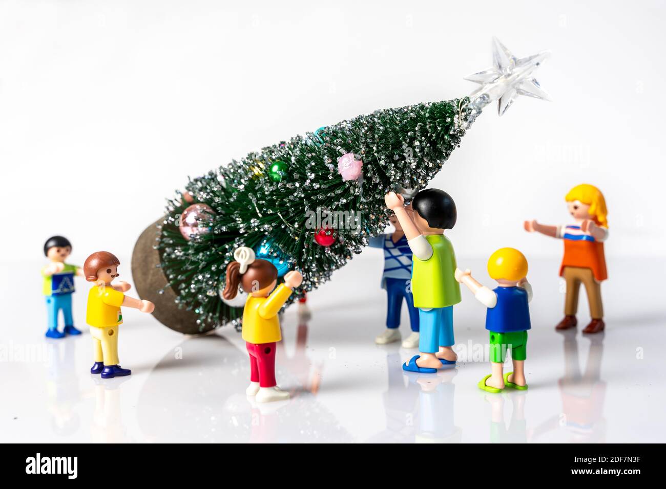 CREMONA, ITALIA - DICIEMBRE, 2020: Familia estándar Playmobil teniendo una  fiesta de Navidad sobre fondo blanco. Playmobil línea de juguetes existen  desde 1975 y es pr Fotografía de stock - Alamy