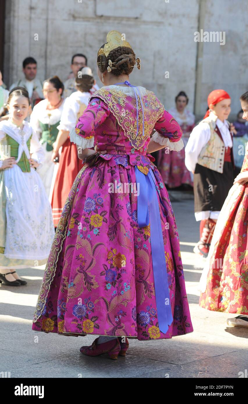 Vestidos tradicionales españoles fotografías e imágenes de alta resolución  - Alamy