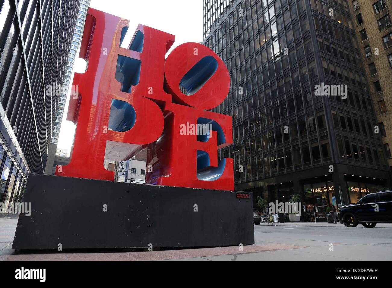 Hope monumento en la calle de Nueva York durante el covid19 pandemia Foto de stock