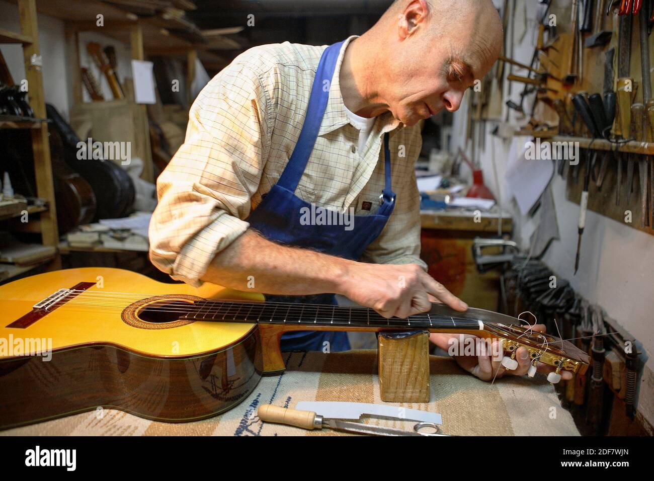 Guitarreria Alvarez, Luthier fabricando una guitarra en su taller, guitarras  tradicionales hechas a mano, Barrio de las Letras, MADRID, ESPAÑA, EUROPA  Fotografía de stock - Alamy