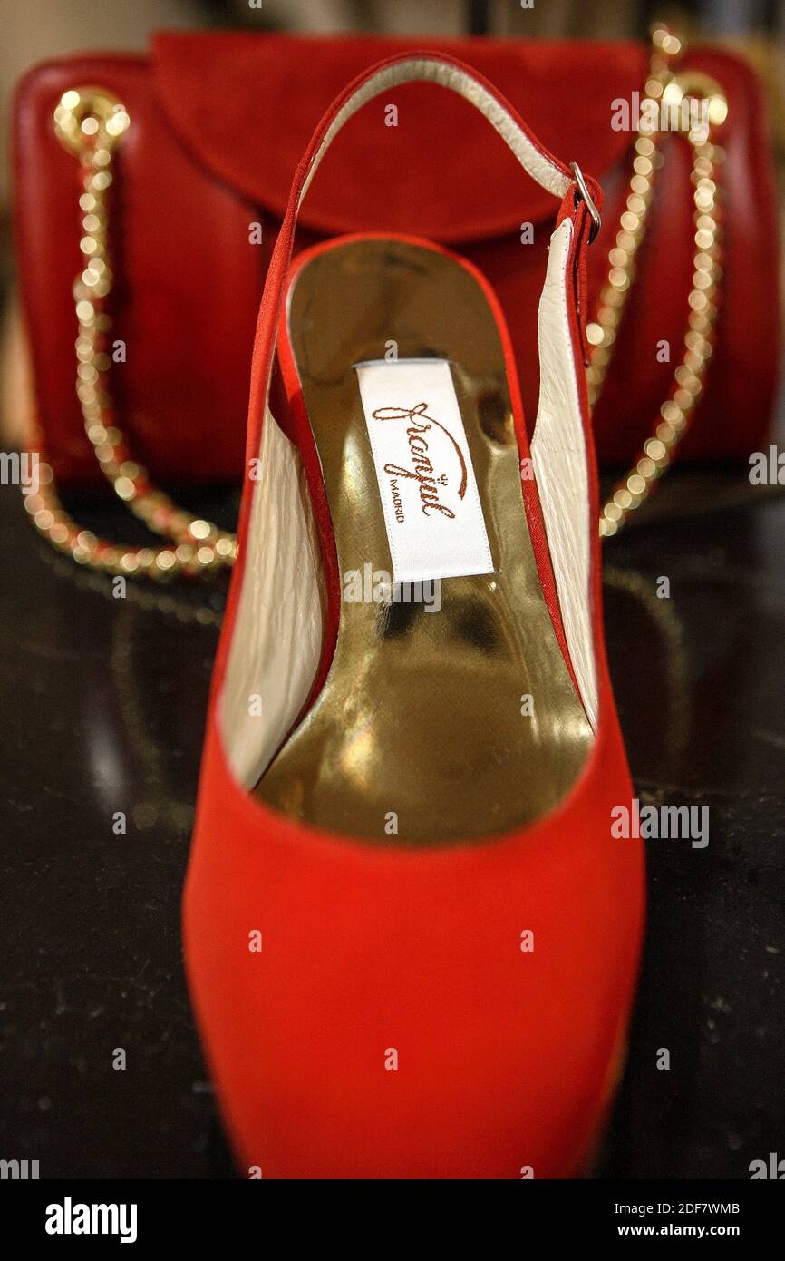 s zapato y bolsa para mujer roja en Franjul Shoe Store y fábrica de zapatos,  Barrio de las Letras, MADRID, ESPAÑA, EUROPA Fotografía de stock - Alamy
