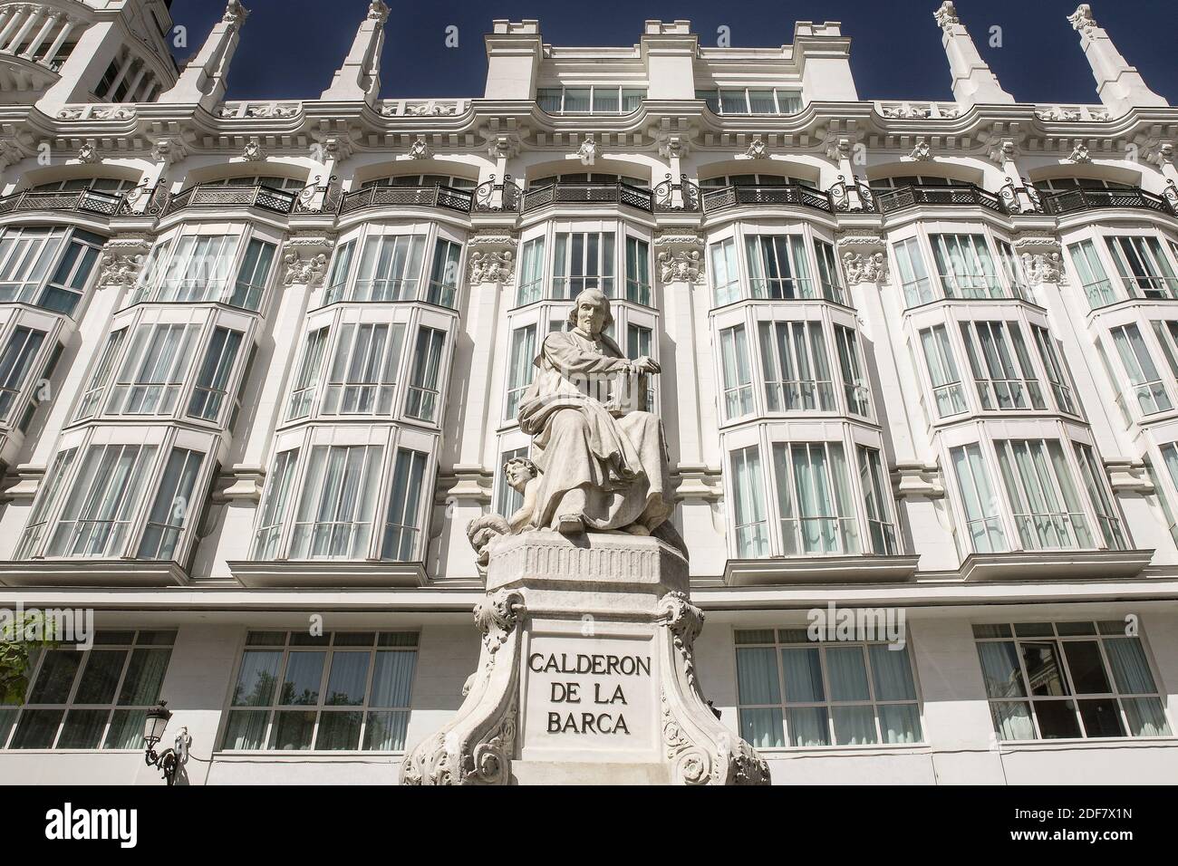 Plaza Santa Ana, Hotel ME Madrid Reina Victoria, Monumento a Calderón de la Barca, Barrio de las Letras, MADRID, ESPAÑA, EUROPA. Foto de stock