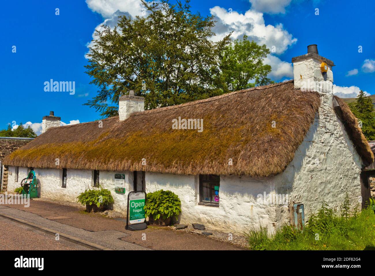 Glencoe & North Lorn Folk Museum en casa restaurada con techo de paja, pueblo de Ballachulish, Lochaber, Highland, Escocia, Reino Unido, Europa. Foto de stock