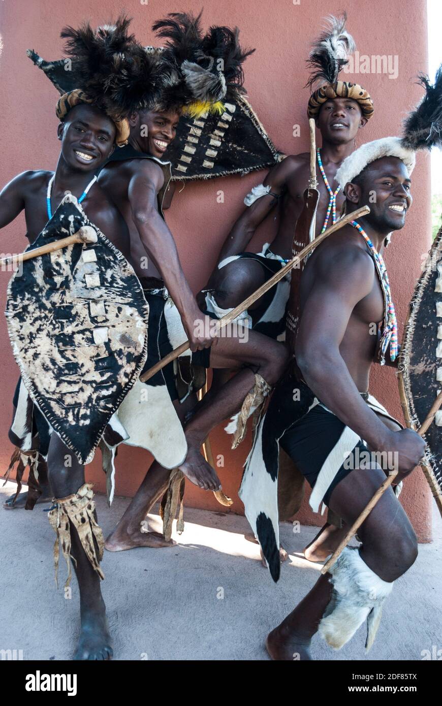 Bailarinas de compañía zambiana con vestido tradicional, felizmente posando para un retrato. Troupe actuó para invitados en el Zambezi Sun (actualmente Avani Victoria Foto de stock