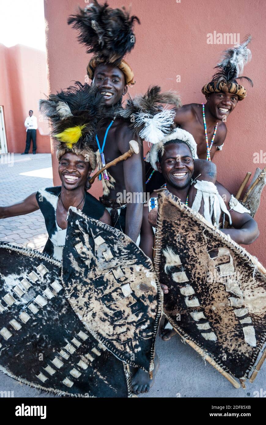 Bailarinas de compañía zambiana con vestido tradicional, felizmente posando para un retrato. Troupe actuó para invitados en el Zambezi Sun (actualmente Avani Victoria Foto de stock