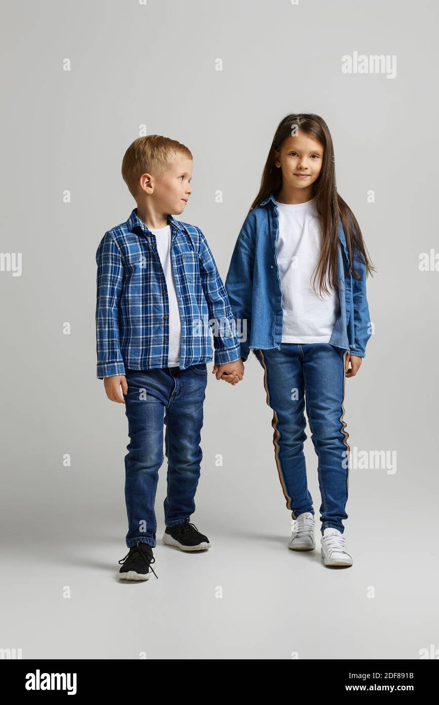 lindo niño y niña con ropa de denim estilo con las dos niños felices Fotografía de - Alamy