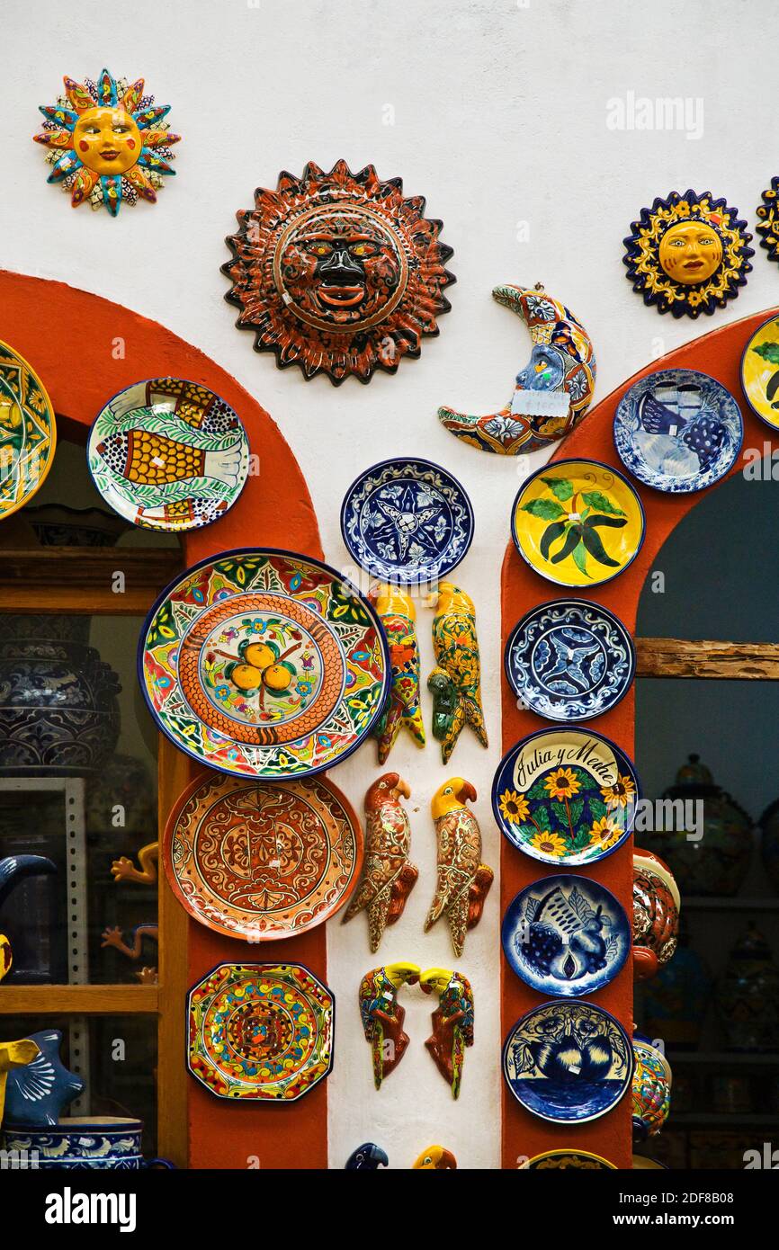 TALEVERA cerámica que incluye platos decorativos, soles y pájaros cuelgan  en una tienda DE DOLORES HIDALGO - GUANAJUATO, MÉXICO Fotografía de stock -  Alamy