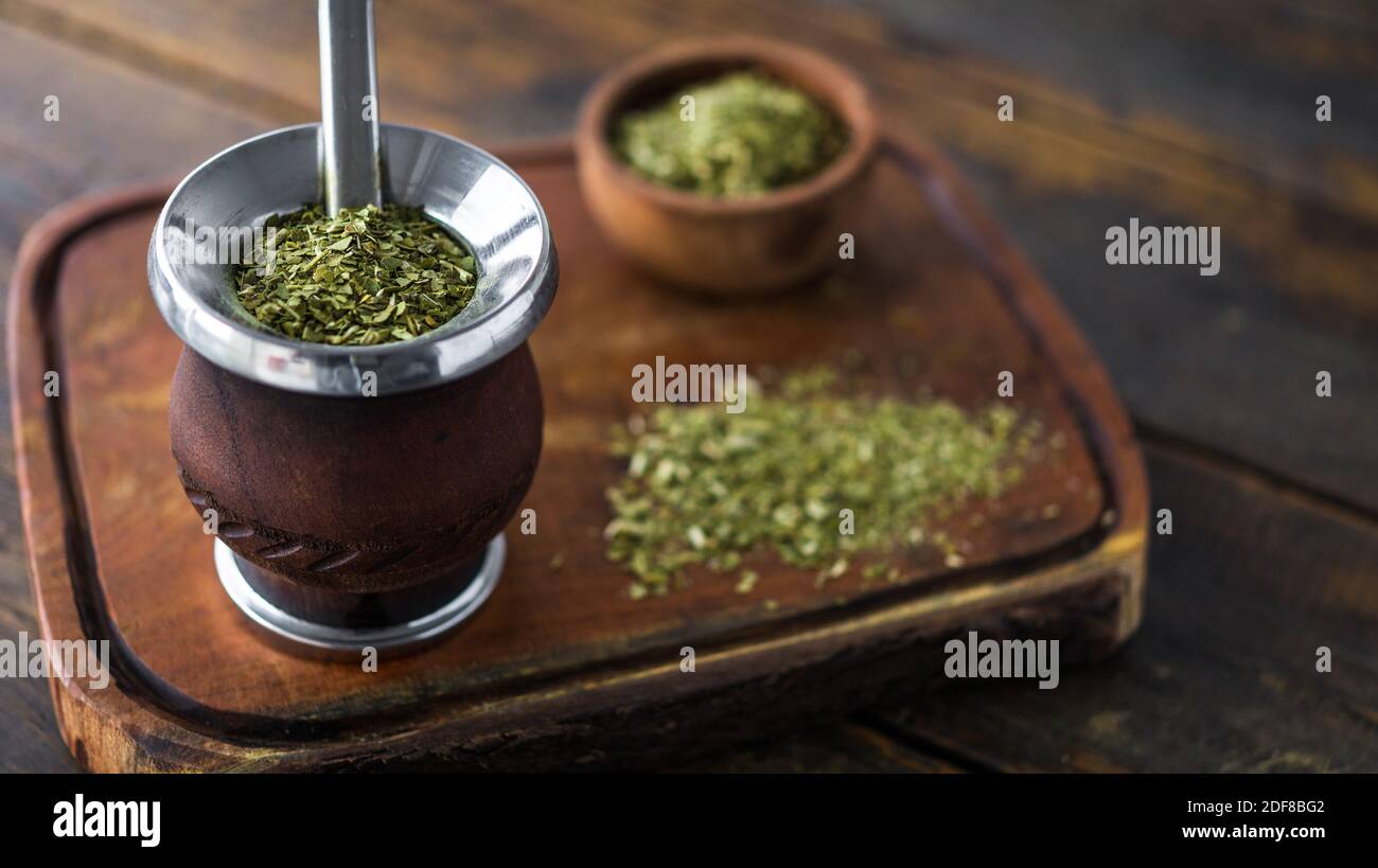 Yerba Mate argentino tradicional té en una calabaza calabaza con bombilla stick. Foto de stock