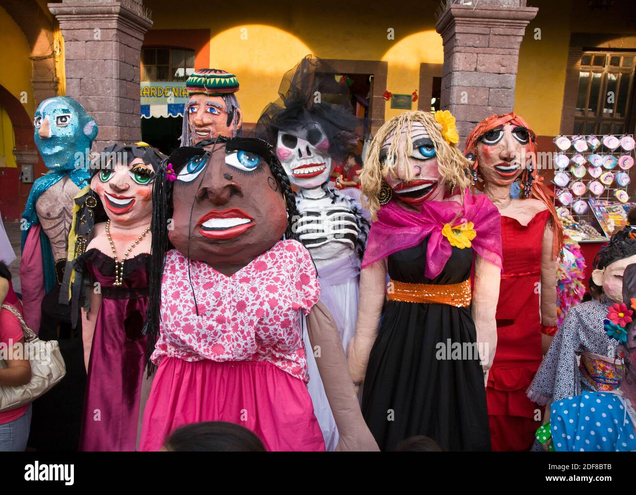 Papel mache gigantes son parte del desfile del Día de la independencia  anual en septiembre - SAN MIGUEL DE ALLENDE, MÉXICO Fotografía de stock -  Alamy