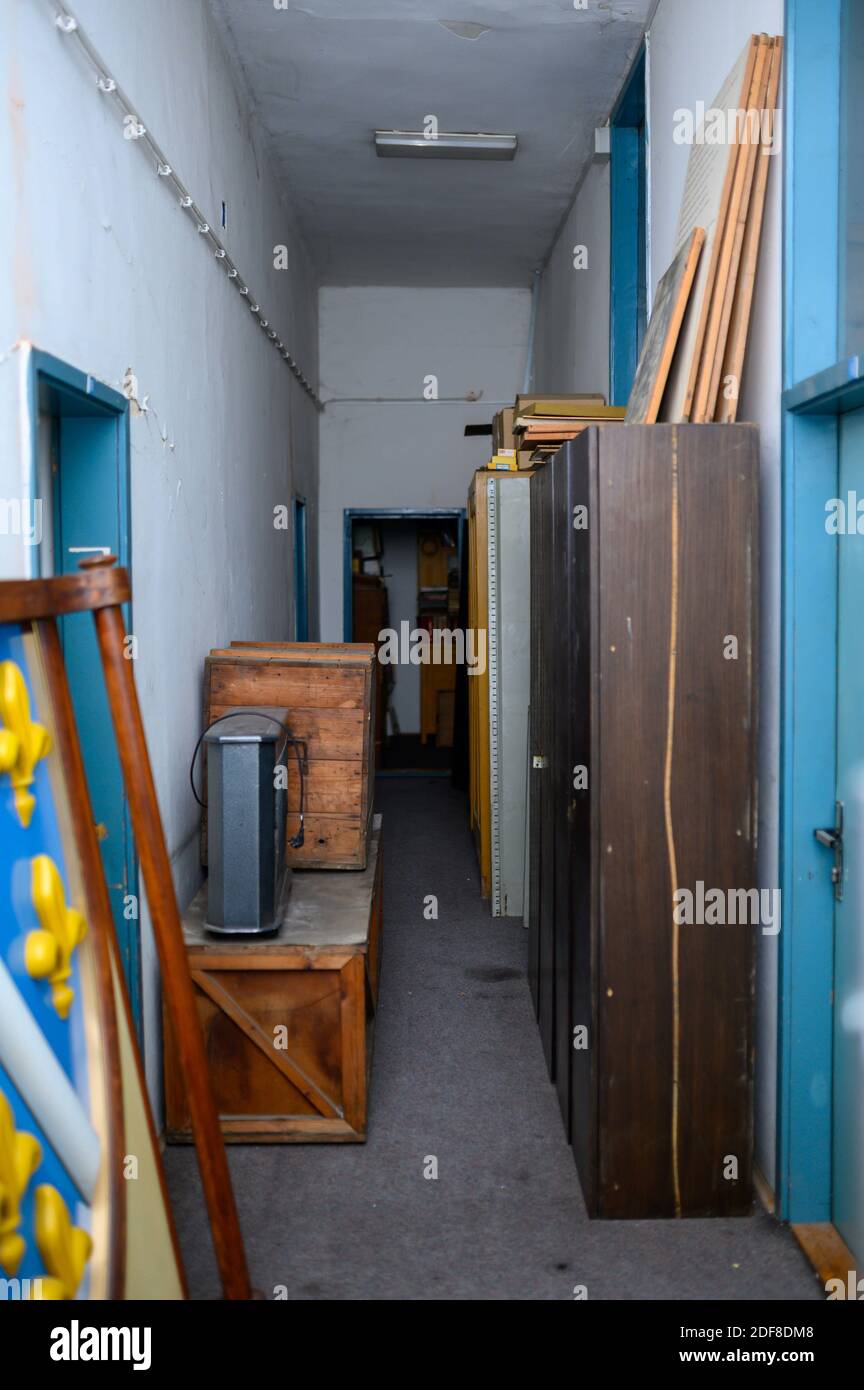 Cerca de las estanterías de almacenamiento estrechas junto al armario  empotrado Fotografía de stock - Alamy