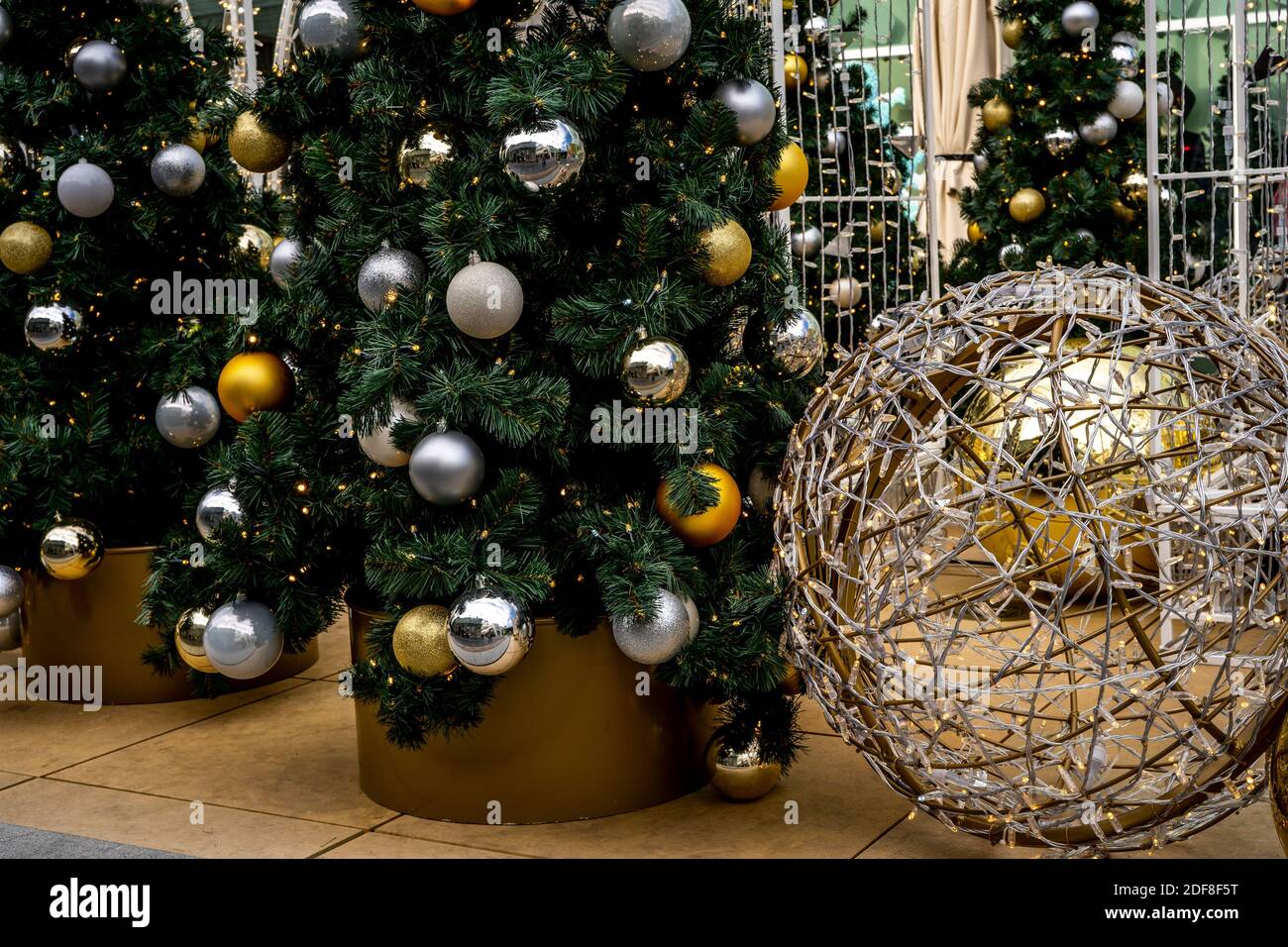 Color dorado y plateado de la bola de Navidad en las ramas del abeto, árbol  de Navidad decorado. Año Nuevo decoración fondo festivo con tono vintage y  Fotografía de stock - Alamy