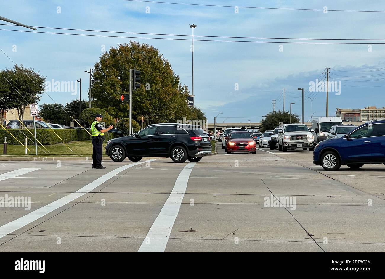 Allen, TX EE.UU. - 27 de noviembre de 2020: Vista en carretera de los oficiales de policía que guían los coches del tráfico del Viernes Negro Foto de stock