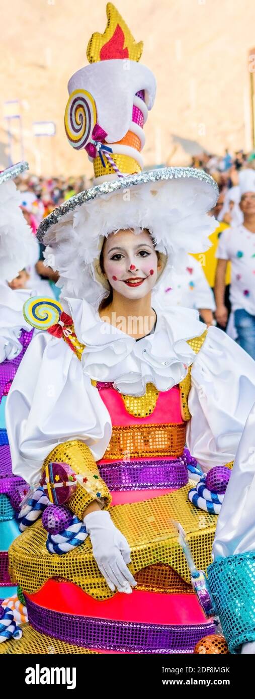 Tenerife, España - 09-02-2016: Carnaval de Tenerife - Chica en un colorido  disfraz de fantasía Fotografía de stock - Alamy