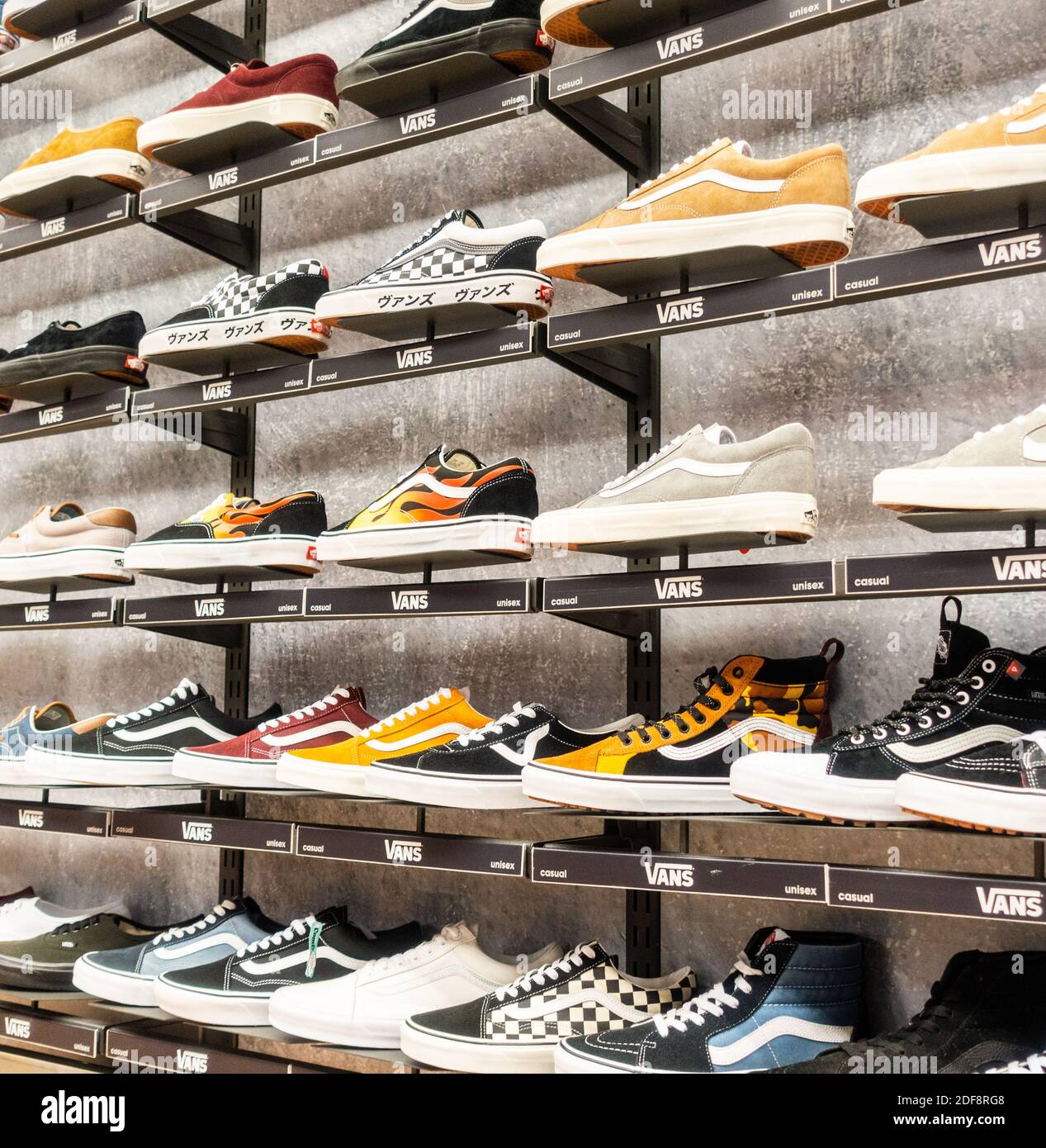 Vans store fotografías e imágenes de alta resolución - Alamy