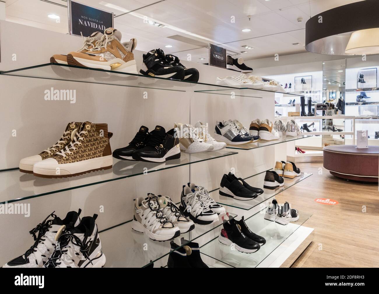 Zapatos de kors fotografías e imágenes alta resolución - Alamy