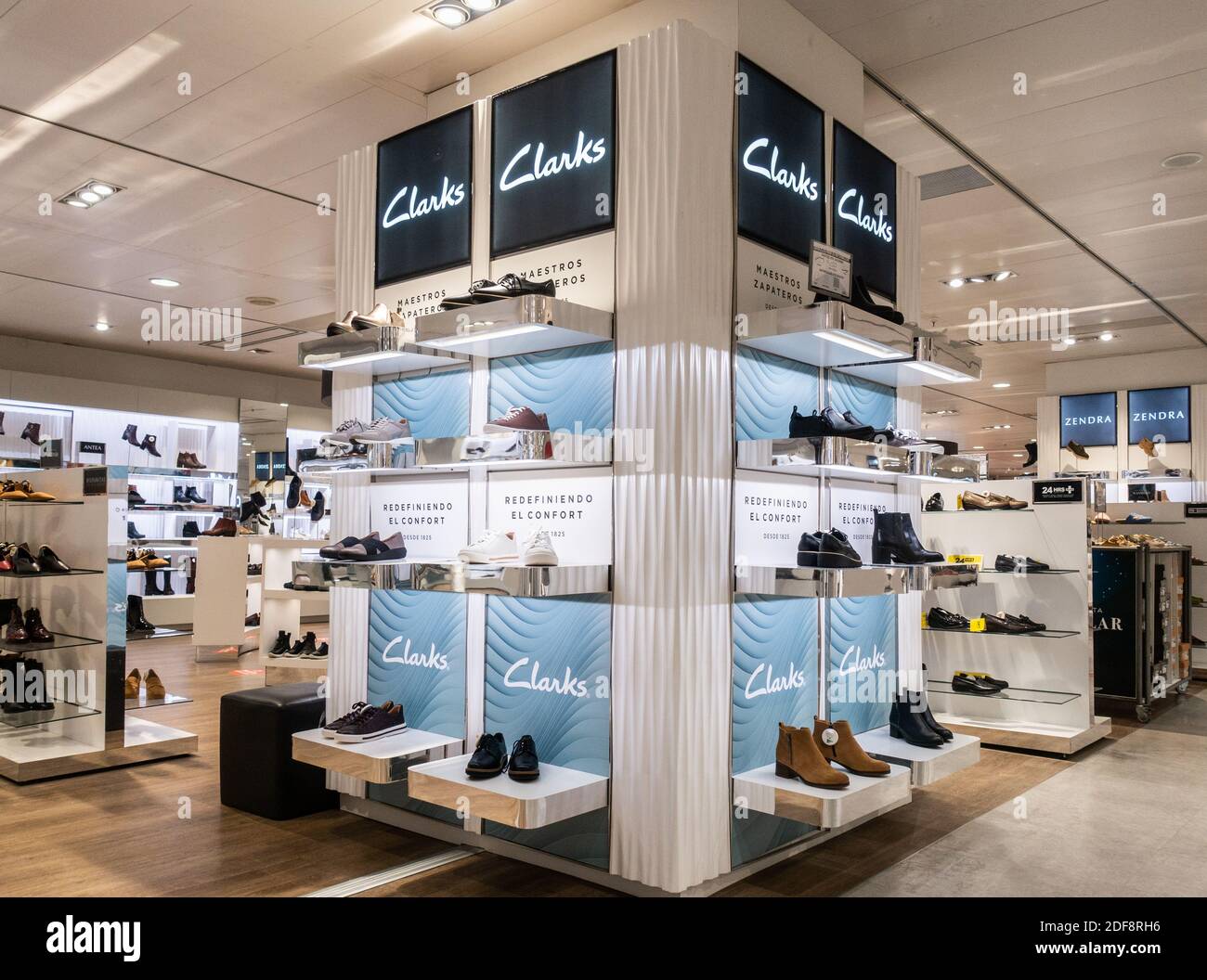 Mala fe Economía Adepto Zapatos Clarks en la tienda de Corte Inglés en España Fotografía de stock -  Alamy