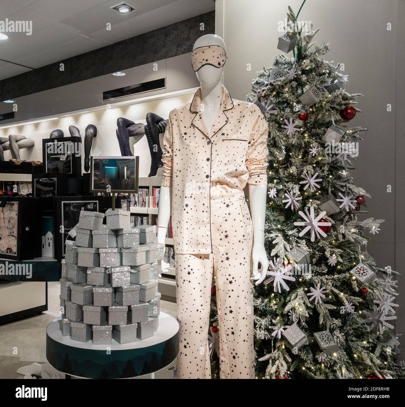 El pijama se muestra en la tienda de ropa para mujer Fotografía de stock -  Alamy