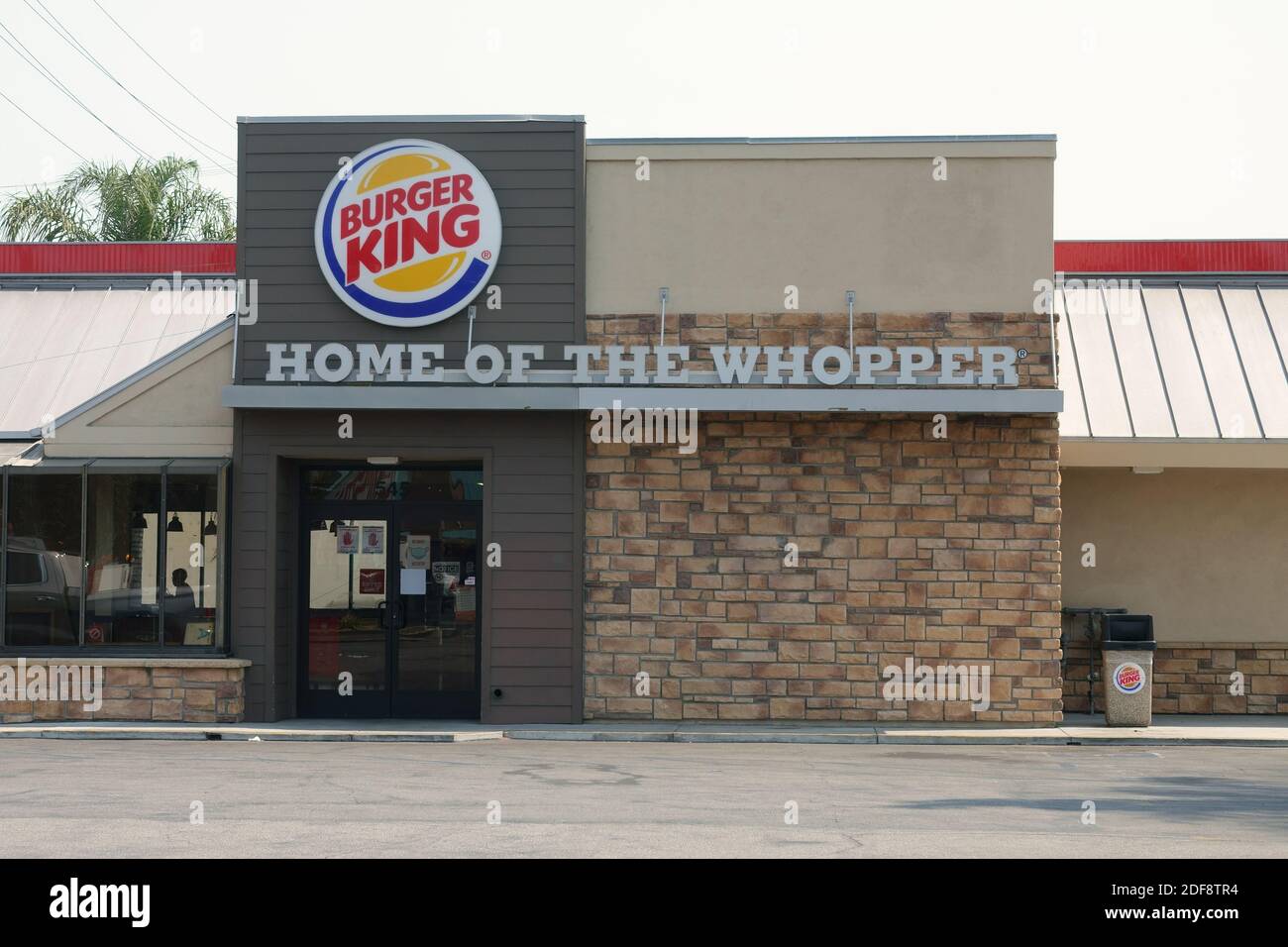 Burbank, CA / EE.UU. - 19 de agosto de 2020: Se muestra un exterior de la ubicación de Burger King, con el logotipo de la cadena de restaurantes y el letrero de “CASA DEL COMPRADOR” visible. Foto de stock