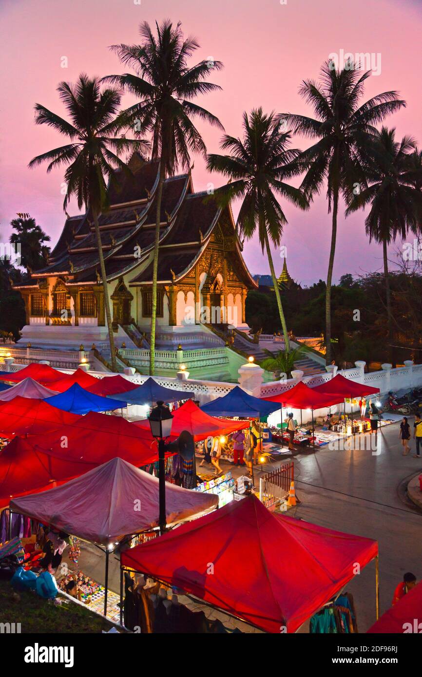 El Haw Pha Bang o Templo Real se sitúa por encima del famoso mercado nocturno - Luang Prabang, Laos Foto de stock