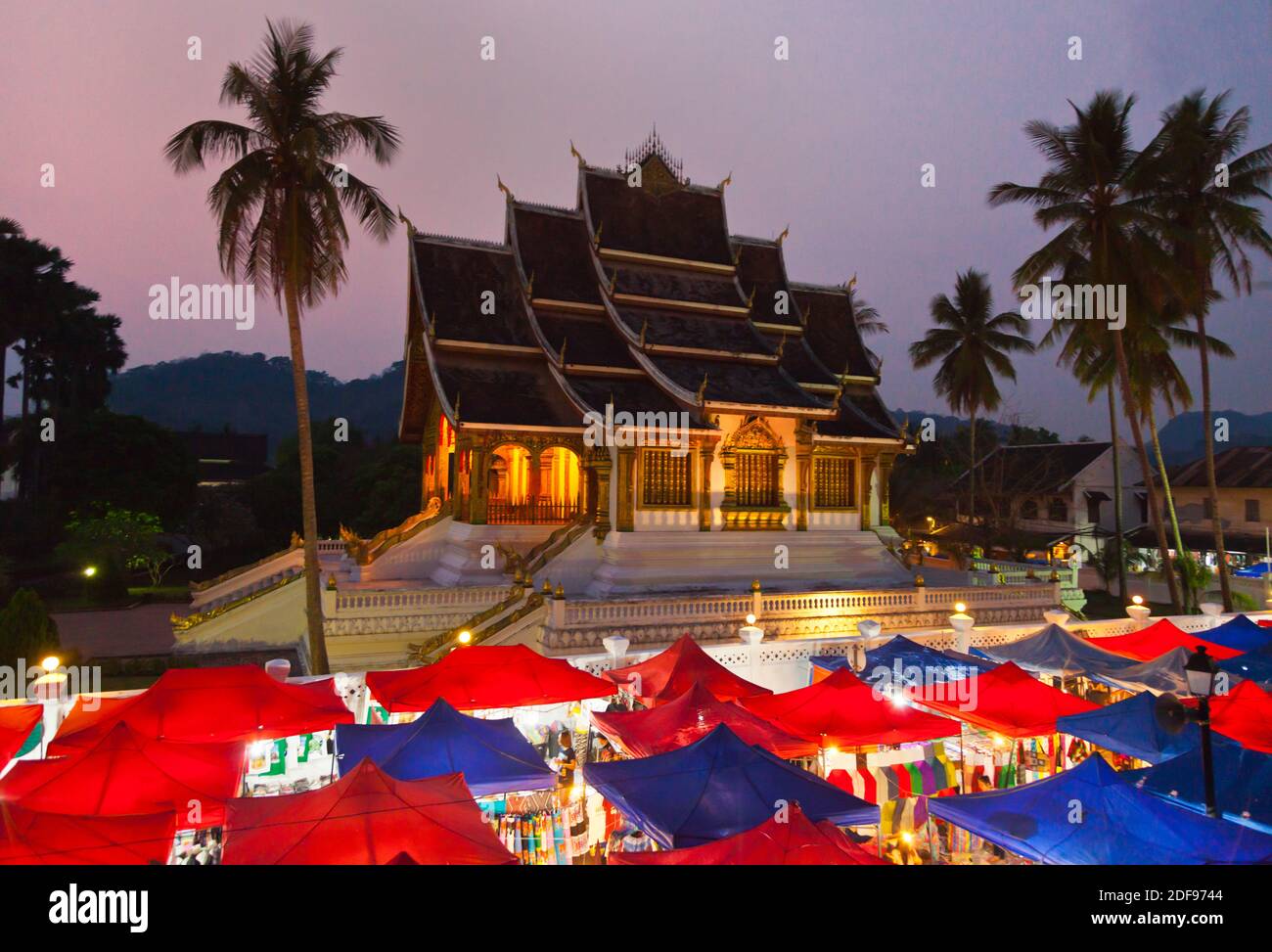 El Haw Pha Bang o Templo Real se sitúa por encima del famoso mercado nocturno - Luang Prabang, Laos Foto de stock