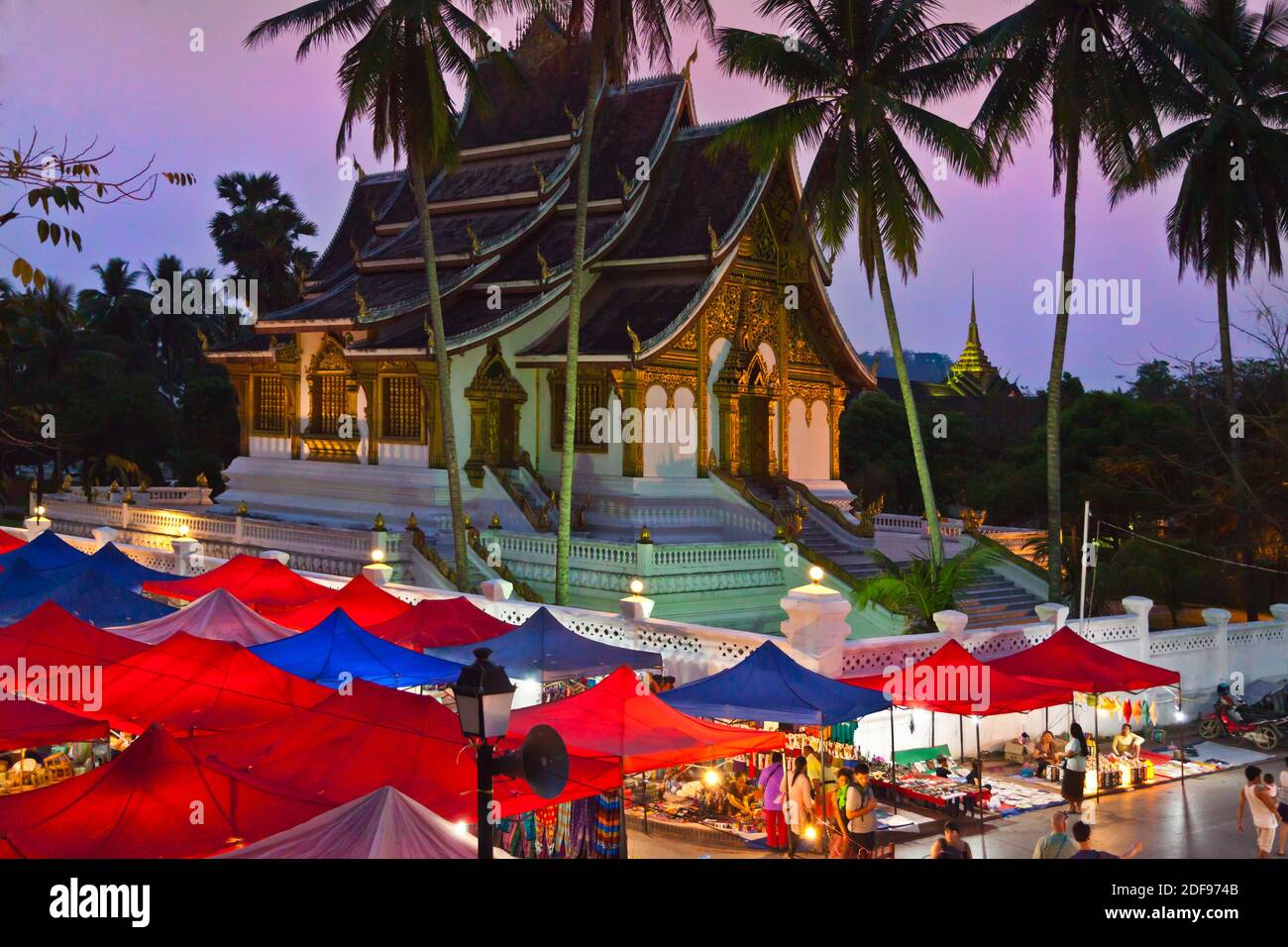 El Haw Pha Bang o Templo Real se sitúa por encima del famoso mercado nocturno - Luang Prabang, Laos Foto de stock