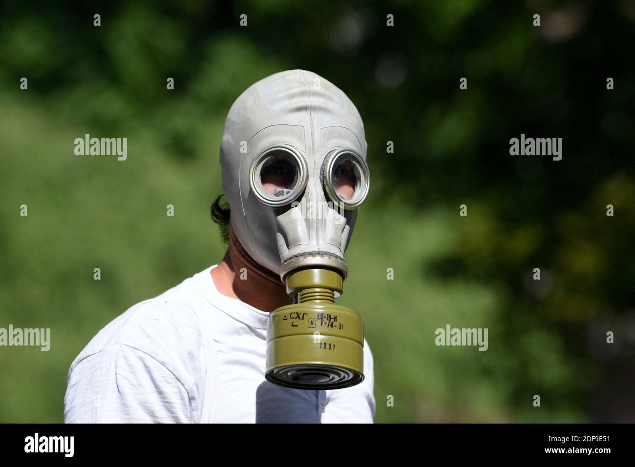 Un hiker usa una máscara de gas rusa como protección contra el coronavirus  en Estrasburgo, al este de Francia el 24 de abril de 2020. Francia pronto  producirá unos 17 millones de
