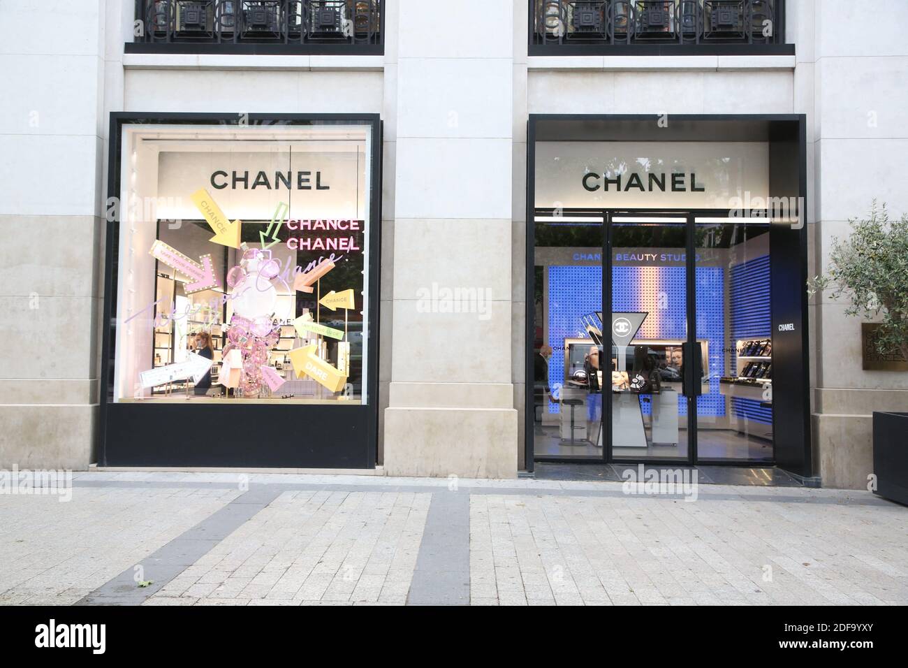 Los clientes que llevan máscaras protectoras paseando cerca de la tienda  Chanel en la avenida Champs Elysee el 11 de mayo de 2020 en París, Francia.  Francia comenzó una reducción gradual de