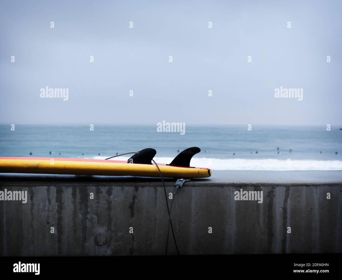 Mesa de surf descansando al final del día, esperando nuevas olas sobre el océano frente a Biarritz Foto de stock