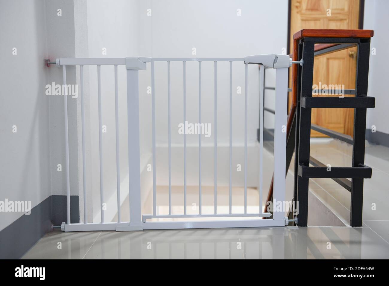 Puerta de seguridad para puerta de bebé, valla blanca para niños de  seguridad en las escaleras o puerta para perros Fotografía de stock - Alamy