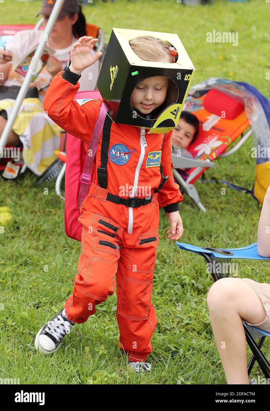 NO HAY PELÍCULA, NO HAY VÍDEO, NO hay televisión, NO HAY DOCUMENTAL - UN  niño reutiliza una caja como el casco a su traje de astronauta mientras  espera con su familia en