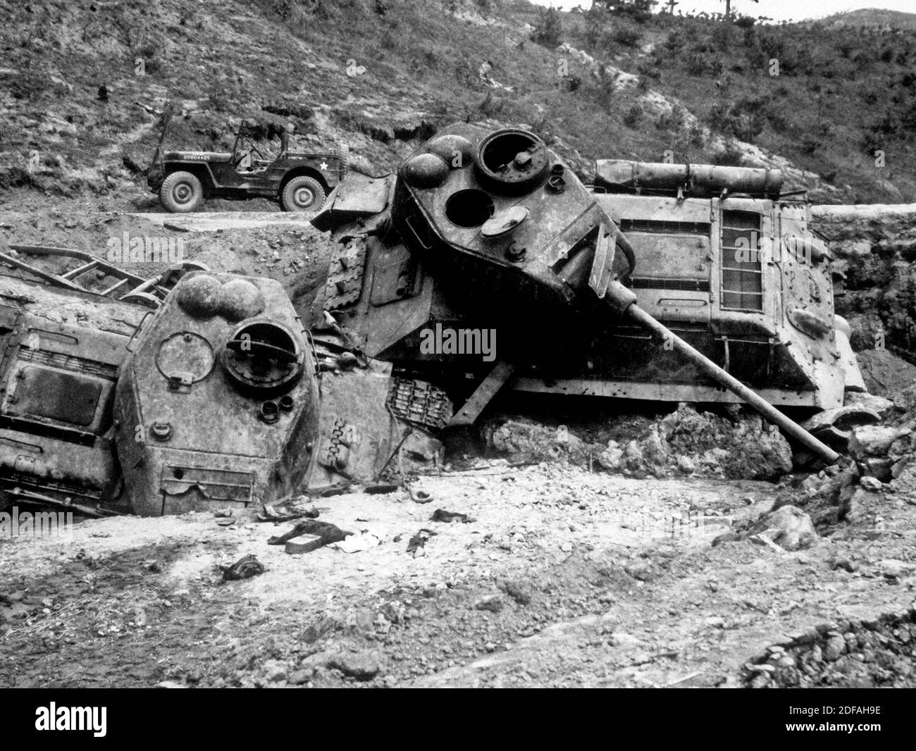 Víctimas de la bomba de Napalm. Estos tanques de Corea Roja, que han salido de la ruta de avance de las unidades de la 24ª División de Infantería cerca de Waegwan, Corea, 1950, son testimonio mudo de la exactitud de las misiones de apoyo cercano voladas por los combatientes de la Quinta Fuerza Aérea Foto de stock