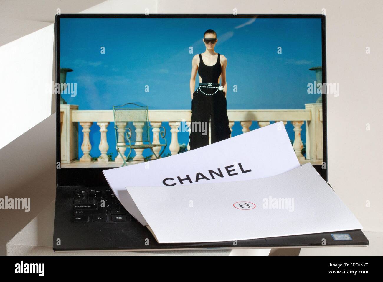 Chanel No 5 Ilustracion Fotos E Imagenes De Stock Alamy Chanel No 5 Ilustracion Fotos E Imagenes De Stock Alamy