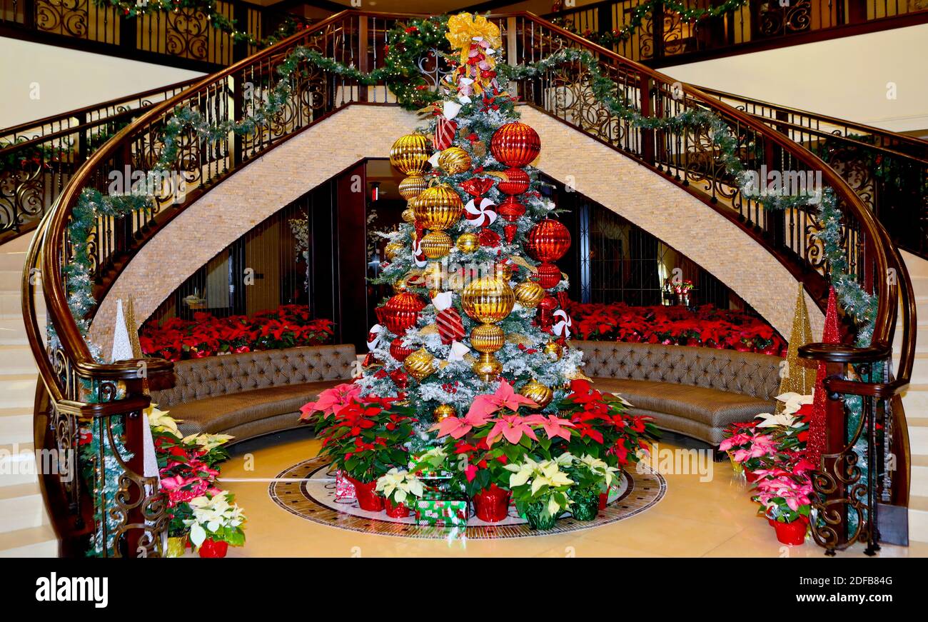 Árbol de Navidad hermosamente decorado en un gran vestíbulo. Foto de stock