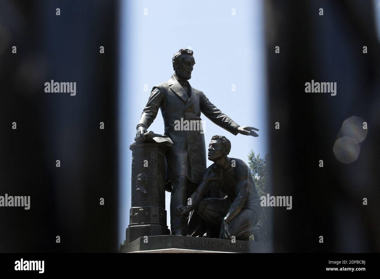 El Monumento a la emancipación se ve a través de cercas adicionales en Lincoln Park en Washington, DC, EE.UU. El lunes, 29 de junio de 2020. Muchos manifestantes han pedido la remoción de la estatua en las últimas semanas. Foto de Stefani Reynolds/CNP/ABACAPRESS.COM Foto de stock