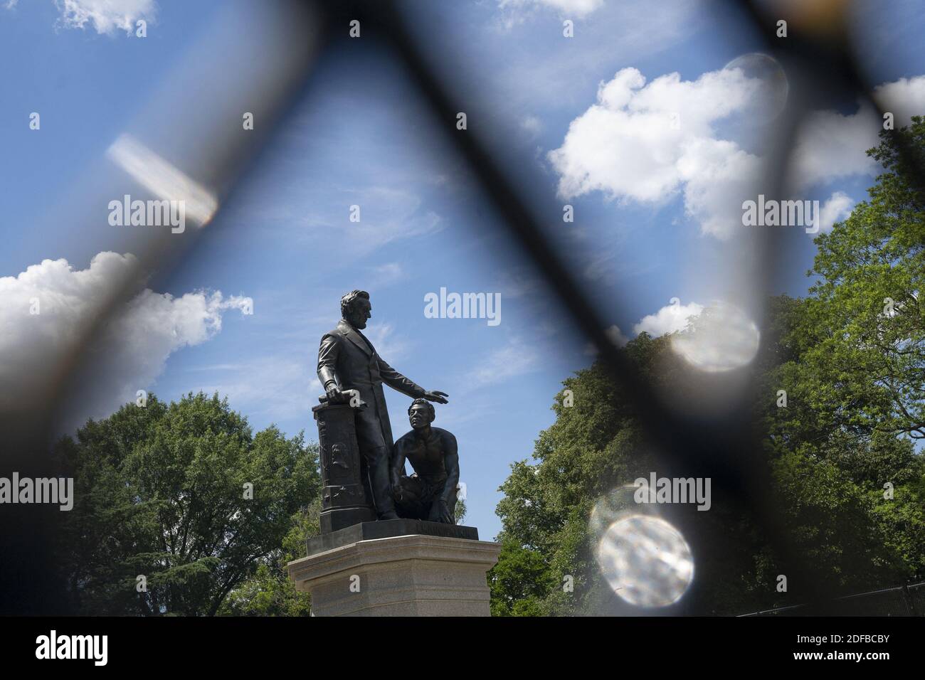 El Monumento a la emancipación se ve a través de cercas adicionales en Lincoln Park en Washington, DC, EE.UU. El lunes, 29 de junio de 2020. Muchos manifestantes han pedido la remoción de la estatua en las últimas semanas. Foto de Stefani Reynolds/CNP/ABACAPRESS.COM Foto de stock
