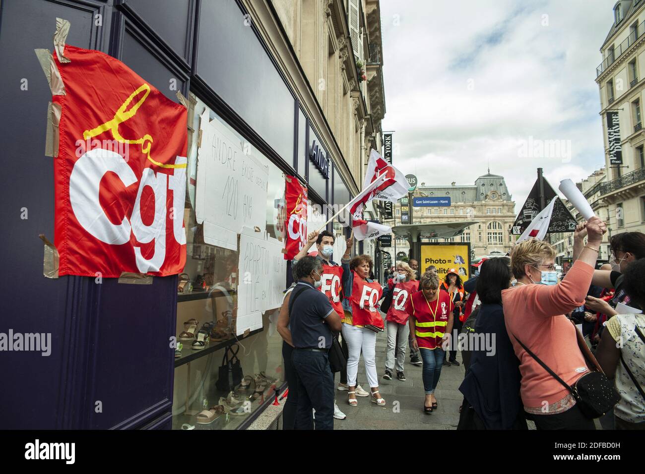 Movimiento de huelga en la zapatería André, y demostración de más de 50  personas frente a la tienda en París, Francia el 30 de junio de 2020. El  intersindical, CGT, FO, CFDT